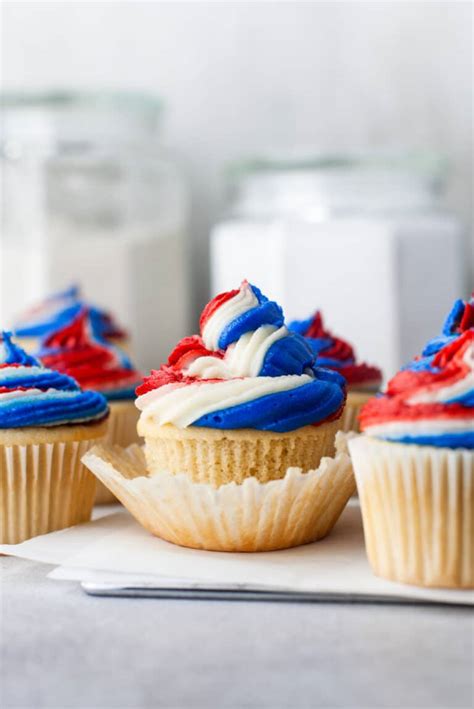 red-white-and-blue-cupcakes-i-heart-eating image