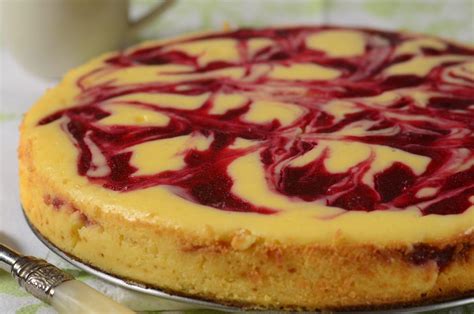 cranberry-swirl-cheesecake-joyofbakingcom image