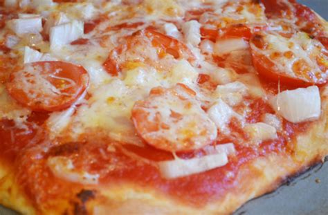 cheese-and-onion-pizza-dinner-recipes-goodto image