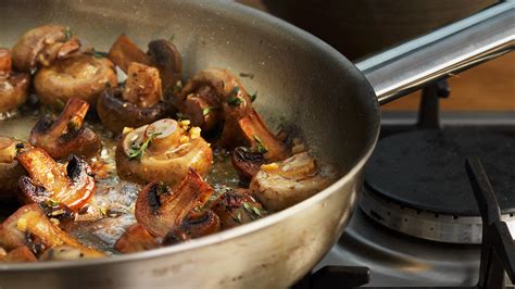 pan-fried-mushrooms-with-garlic-and-thyme-lurpak image