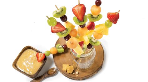 fruit-skewers-with-maple-sauce-recettes-iga-dessert-fast image