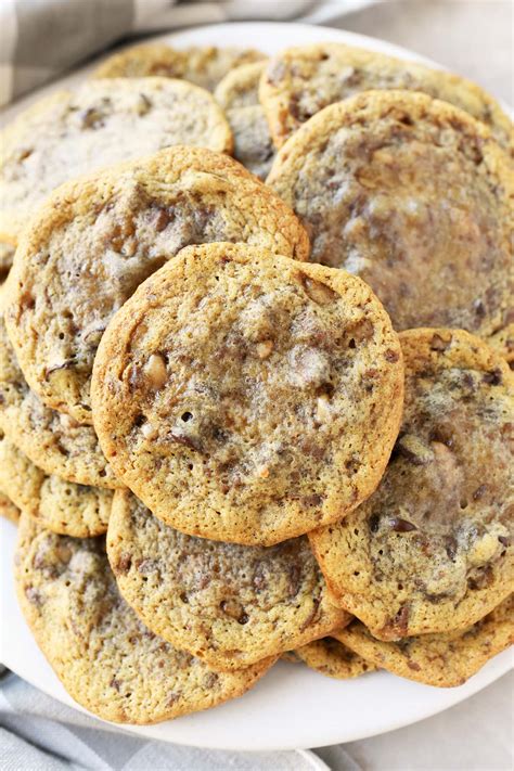 chewy-chocolate-chip-heath-bar-cookies-sizzling-eats image