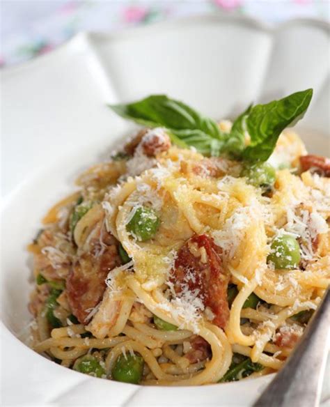 spicy-chicken-pasta-with-chorizo-green-peas-eatwell101 image