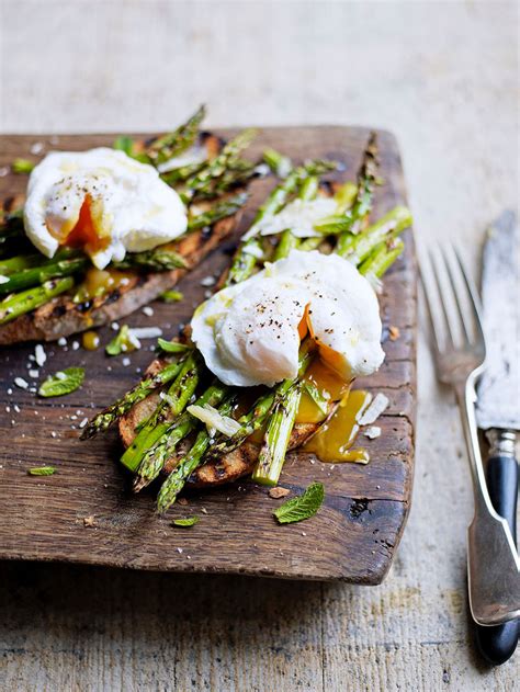 grilled-asparagus-poached-egg-on-toast-jamie-oliver image