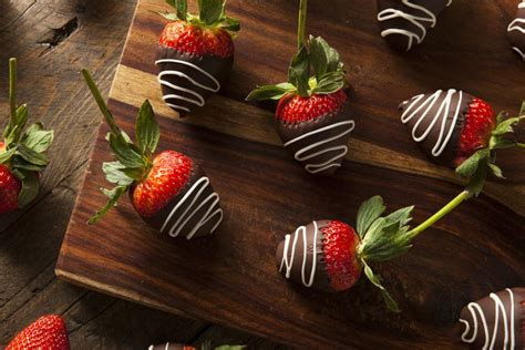 30-best-valentines-day-chocolate-covered-strawberry image