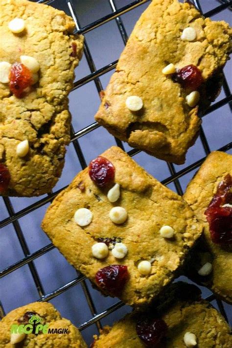 white-chocolate-chip-cranberry-oatmeal-cookie-bars image