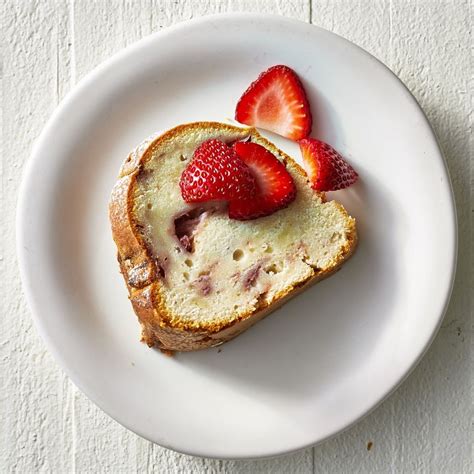 strawberry-and-cream-cheese-dessert image
