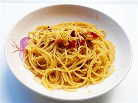 spaghetti-with-garlic-oil-and-chili-pepper-spaghetti image