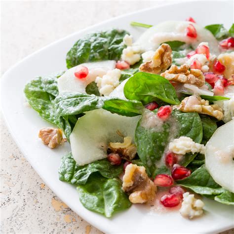 spinach-salad-with-gorgonzola-and-pear-cooks image