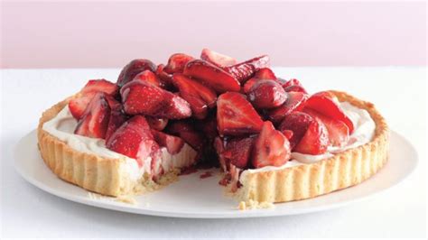 strawberry-mascarpone-tart-with-port-glaze image