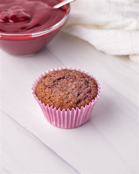 raspberry-cupcakes-with-raspberry-filling-and-russian image