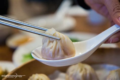 din-tai-fung-at-taipei-101-how-to-eat-soup-dumplings image