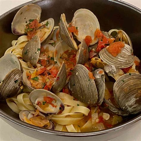 clam-pasta-with-garlic-and-white-wine-recipe-the image