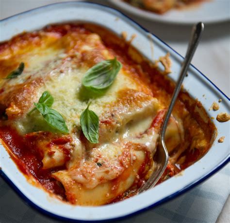 spinach-cottage-cheese-cannelloni-in-roasted-pepper image