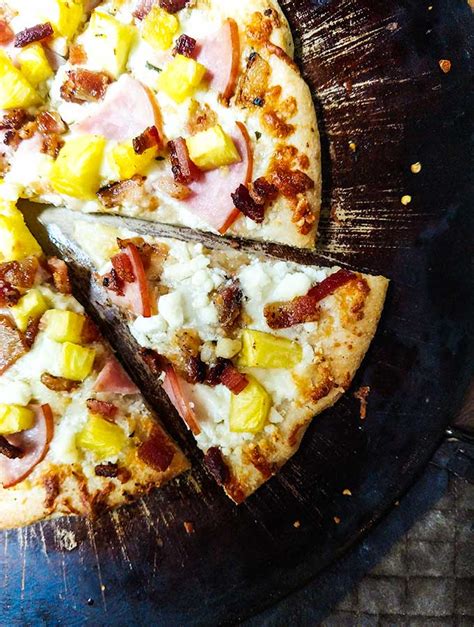 hawaiian-pizza-recipe-with-pineapple-and-ham-on-the image