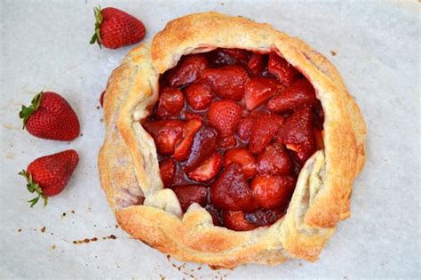 free-form-rustic-strawberry-pie-a-pretty-life-in-the image