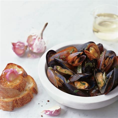 sauvignon-blanc-steamed-mussels-with-garlic-toast image