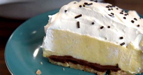 vanilla-pudding-pie-with-graham-cracker-crust image