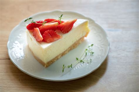 new-york-style-cheesecake-recipe-with-strawberries image
