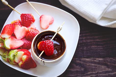 strawberry-chocolate-fondue-recipe-eatwell101 image