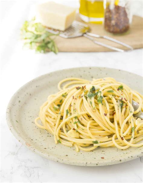spaghetti-with-garlic-and-olive-oil-the image