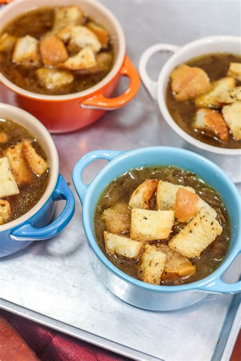french-onion-soup-with-garlic-croutons-maya image
