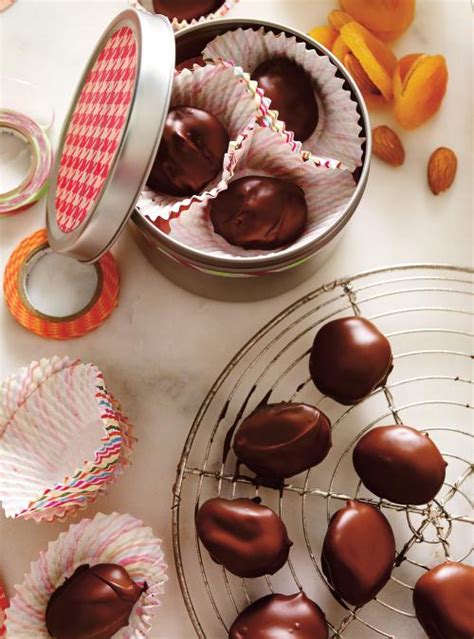 chocolate-covered-apricots-ricardo image