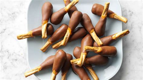 make-turkey-legs-out-of-chocolate-and-pretzels-with-this image