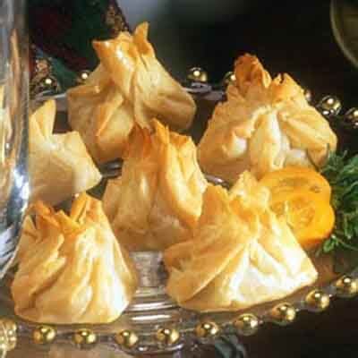 phyllo-star-clusters-with-caramelized-onions-land image