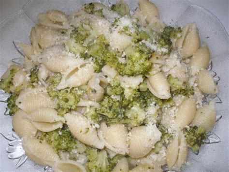 broccoli-and-shells-pasta-cooking-with-nonna image