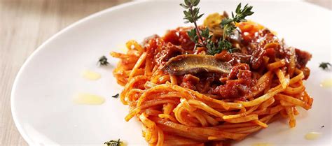 vegetable-spaghetti-bolognese-with-tomato-paste-mutti image