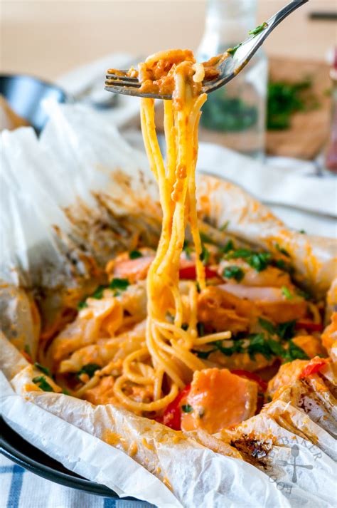 seafood-pasta-al-cartoccio-seafood-pasta-in-parchment image