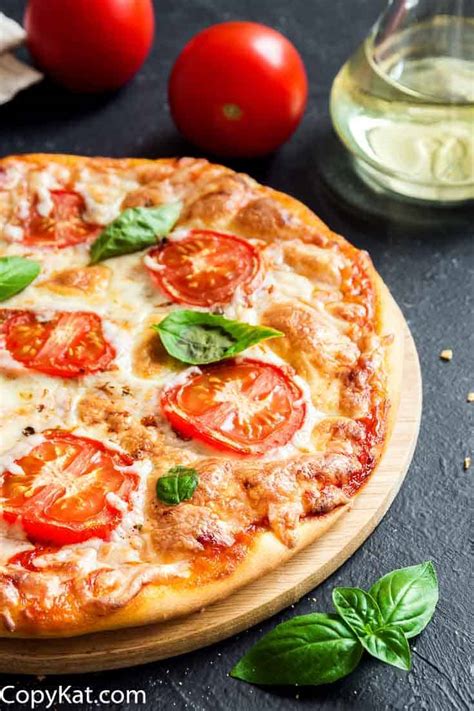 easy-margherita-pizza-copykat image