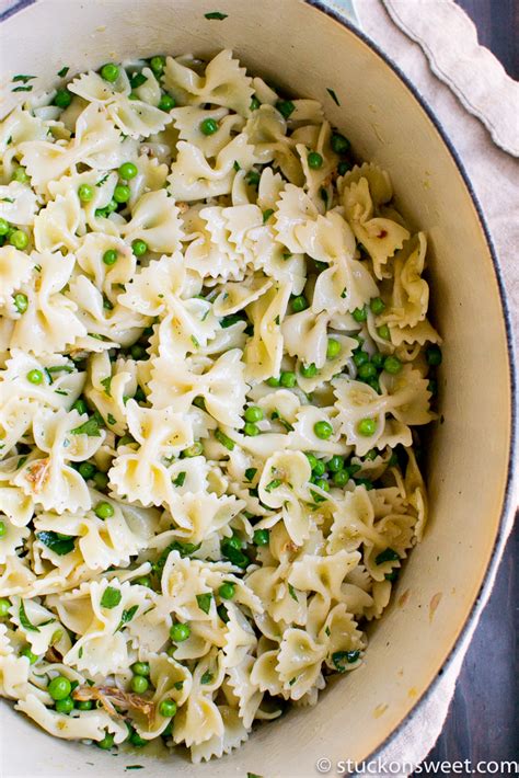 my-favorite-lemon-garlic-pasta-with-chicken-and-peas image
