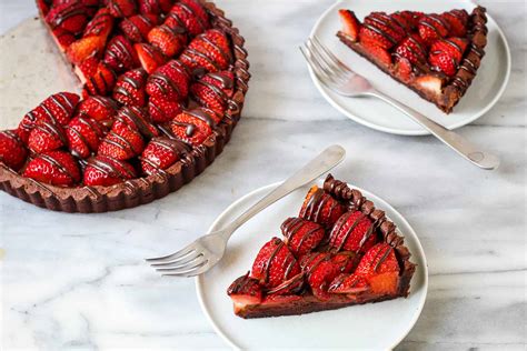 chocolate-covered-strawberry-pie-everyday-pie image