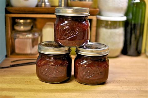 cranberry-quince-sauce-food-in-jars image