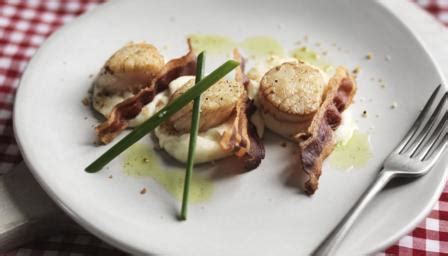 caramelised-scallops-on-cauliflower-pure-with-pancetta image