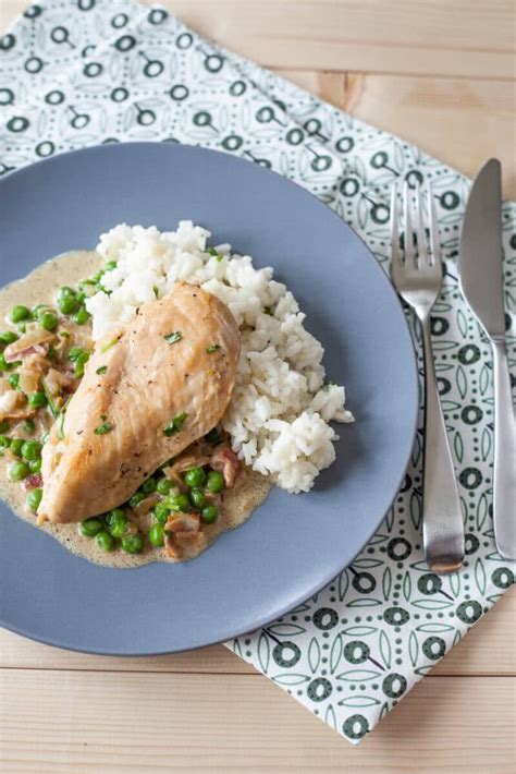 chicken-with-peas-and-bacon-in-creamy-sauce-vibrant image