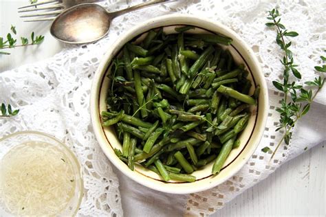 green-beans-with-garlic-sauce-romanian image