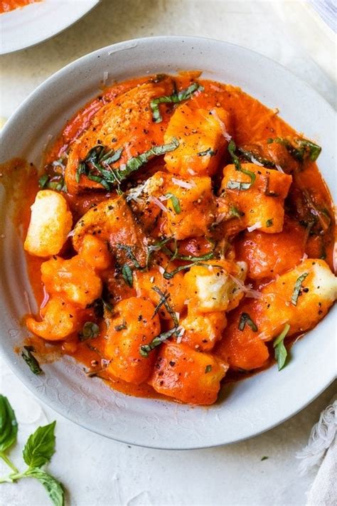 gnocchi-with-grilled-chicken-in-roasted-red-pepper-sauce image