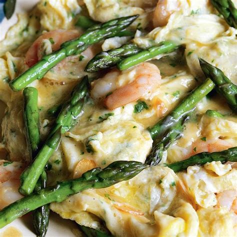scrambled-eggs-with-asparagus-and-prawns-revuelto-de image
