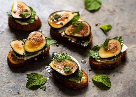 recipe-for-crostini-with-fresh-figs-goat-cheese-and-mint image