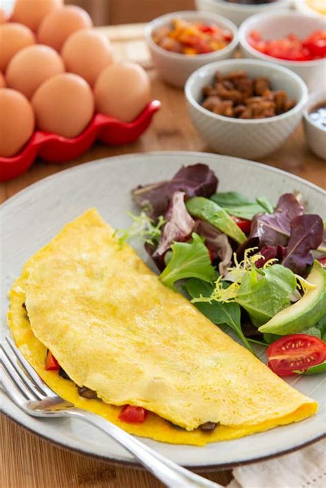 how-to-make-an-omelette-with-fillings-fifteen-spatulas image