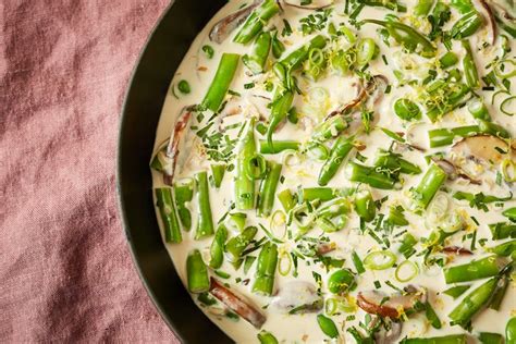 green-beans-and-mushrooms-with-tarragon-cream-sauce image