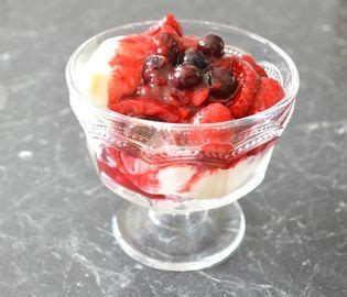 vanilla-pannacotta-with-a-berry-compote-whats image