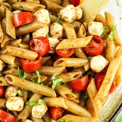 easy-tomato-basil-pasta-salad-feeding-your-fam image