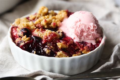 the-best-mixed-berry-crisp-recipe-cookies-and-cups image