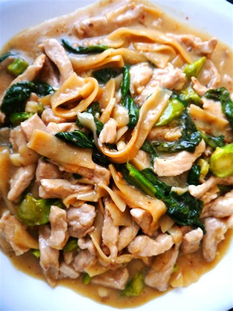 rad-na-moo-recipe-thai-pork-noodles-with-gravy image