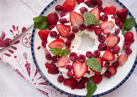 recipe-for-pavlova-fruit-wreath-and-eton-mess image