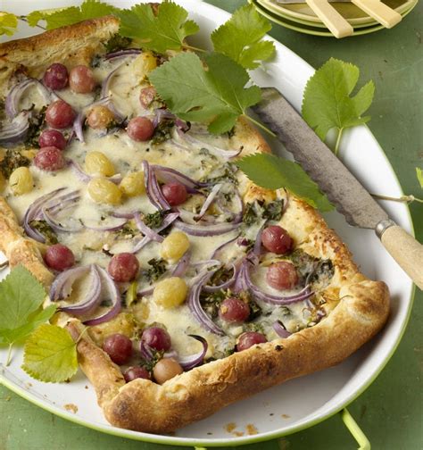 supper-tart-of-red-onion-greens-and-grapes-the image